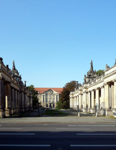 Die Königskolonnaden 1777-1780 als Übergangsbauwerke vom Rokoko zum Klassizismus im Heinrich-von-Kleist-Park/Potsdamer Str. mit d. Kammergericht als höchstem Berliner Gericht im Hintergrund.