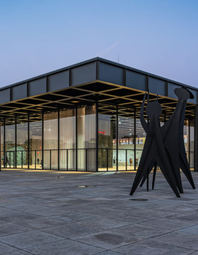 Die Neue Nationalgalerie von Ludwig Mies van der Rohe, erbaut 1968 als Ikone der Klassischen Moderne und als Museum für die Kunst des 20. Jahrhunderts in der Potsdamer Str./Nähe Potsdamer Platz.