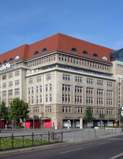 Das Kaufhaus des Westens (KaDeWe) als bekanntestes Luxuswarenkaufhaus Deutschlands von Adolf Jandorf im Jahre 1907 gegründet in der Tauentzienstraße am Wittenbergplatz.